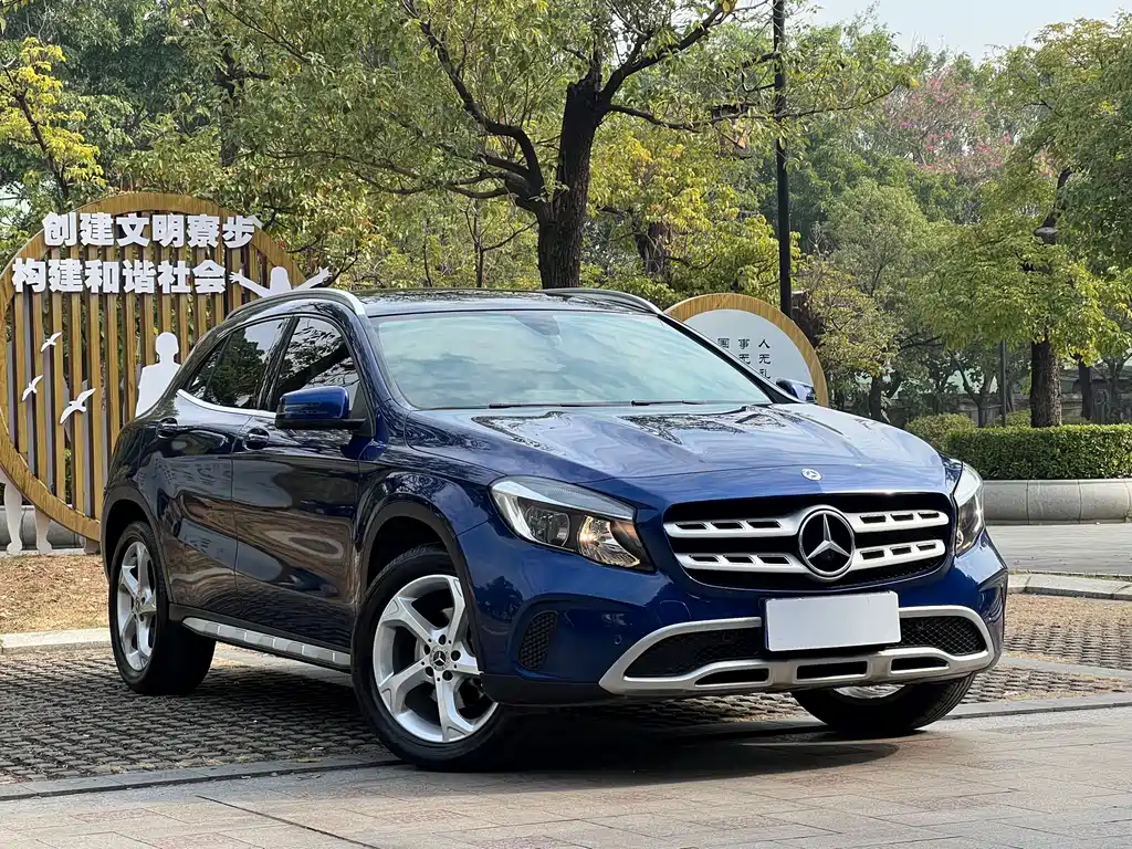 MERCEDES-BENZ GLA