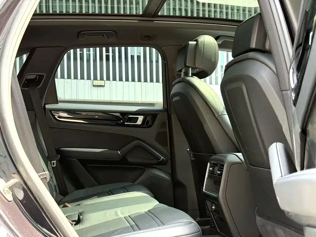 Porsche Cayenne — миниатюра 5