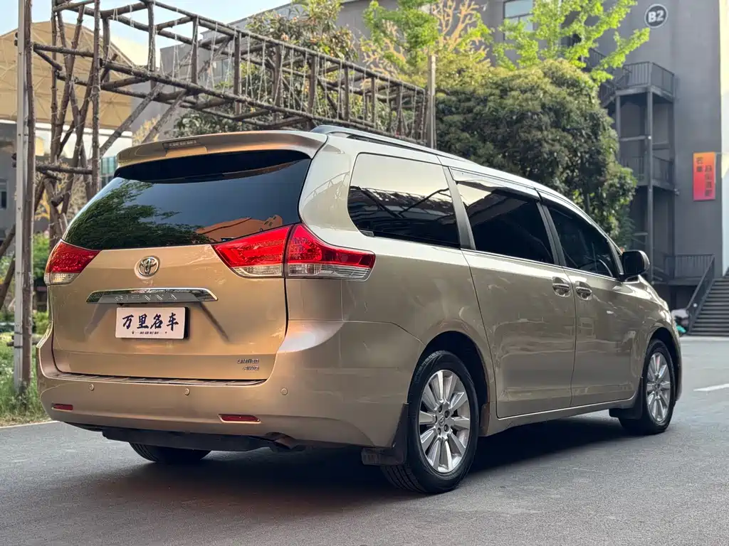 Toyota Sienna — миниатюра 32