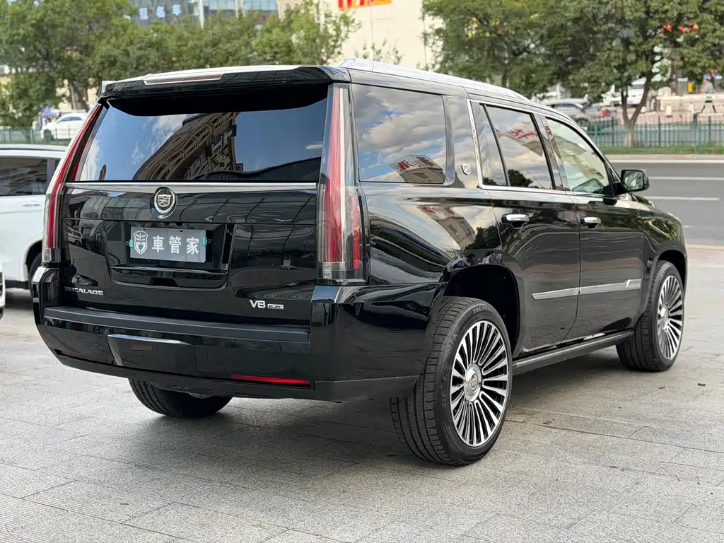 Cadillac Escalade — миниатюра 12
