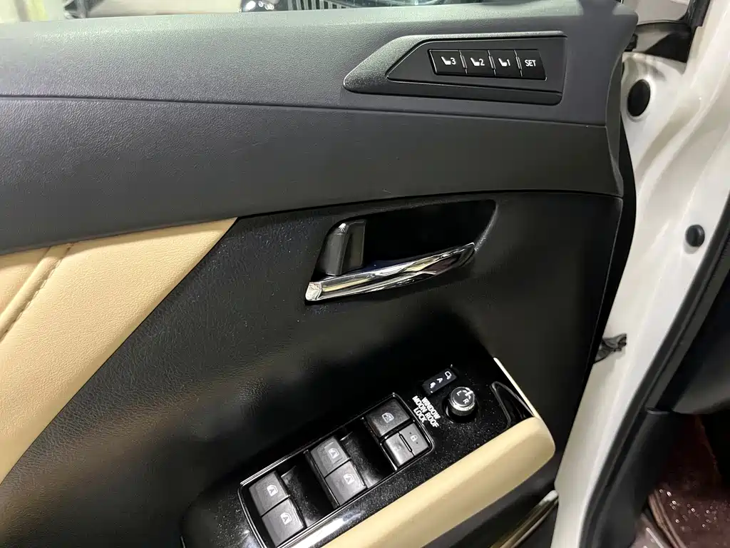 Toyota Alphard — миниатюра 14
