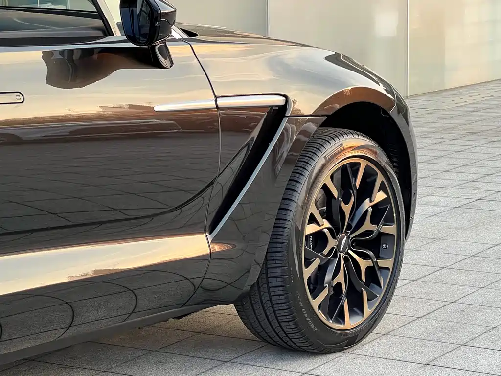 Aston Martin DBX — миниатюра 11