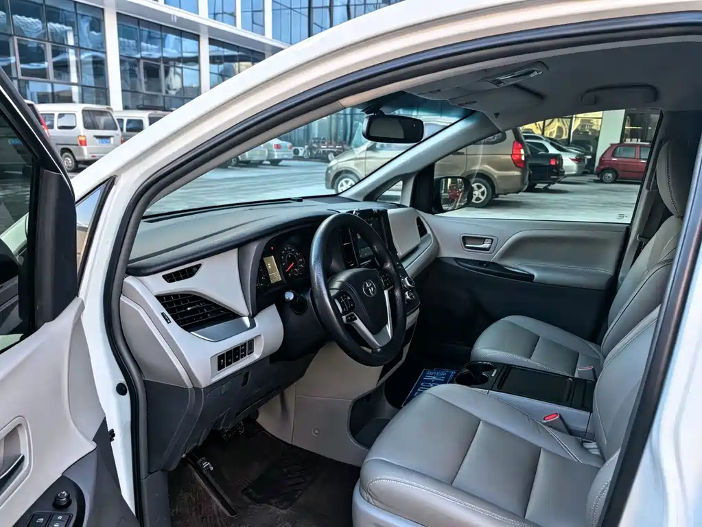 Toyota Sienna — миниатюра 4