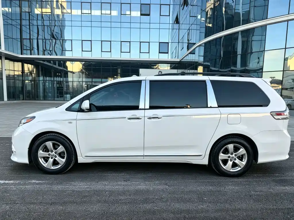 Toyota Sienna — миниатюра 9