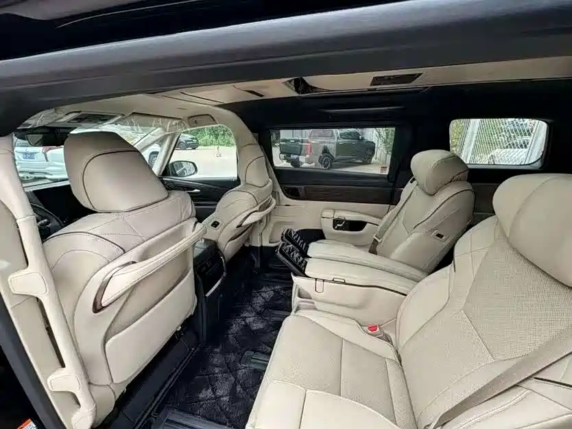 Toyota Alphard — миниатюра 10