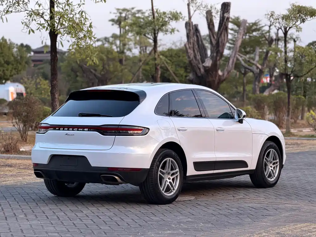 PORSCHE MACAN