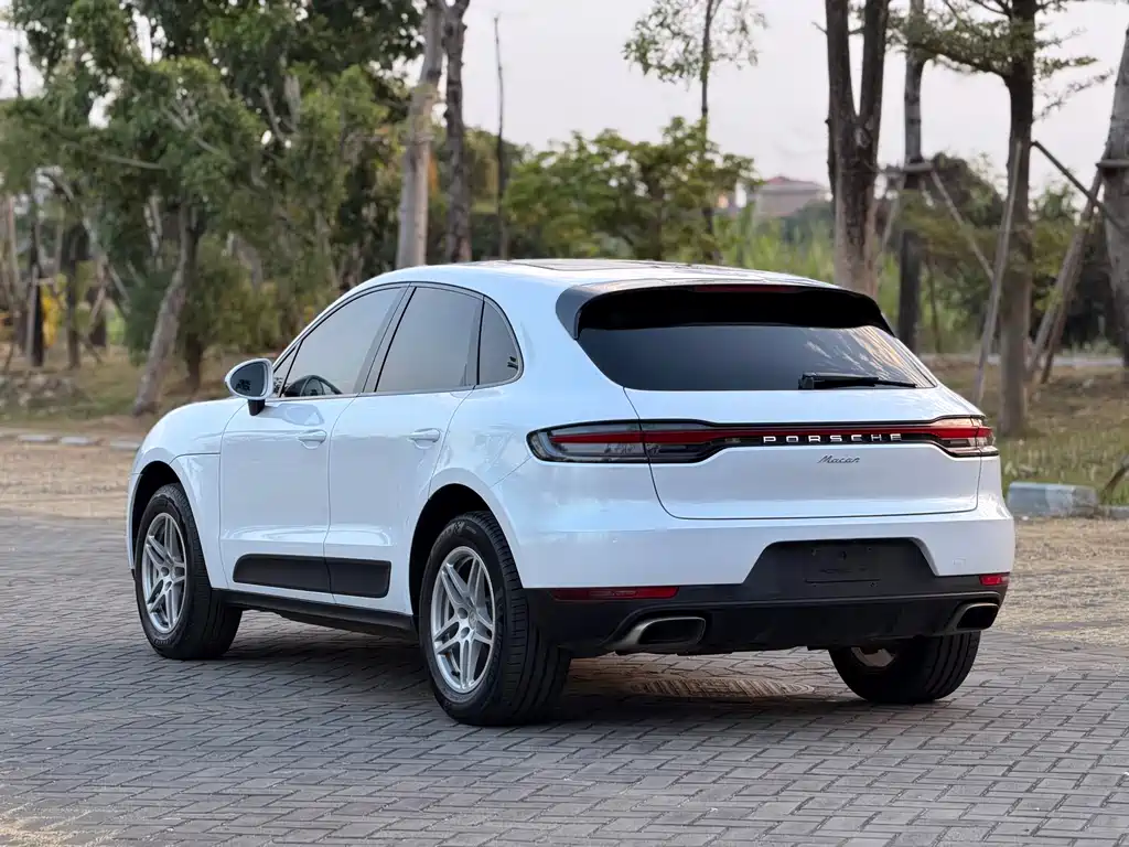 PORSCHE MACAN