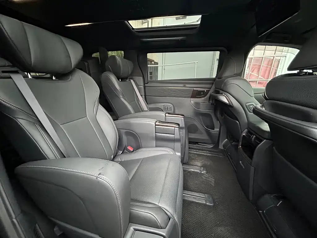 Toyota Alphard — миниатюра 9