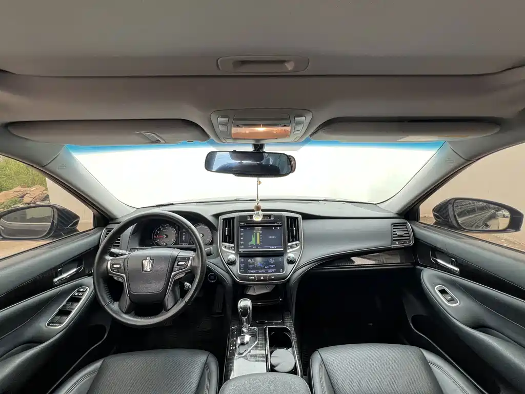 Toyota Crown — миниатюра 6
