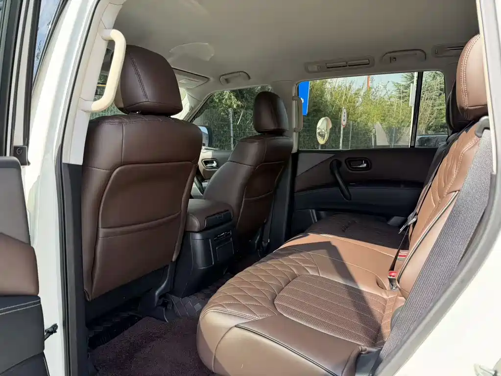 Nissan Patrol — миниатюра 5