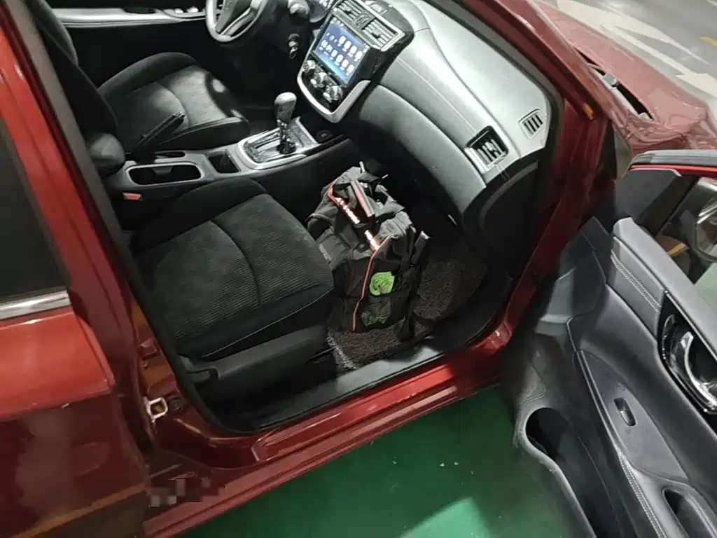 Nissan Tiida — миниатюра 9