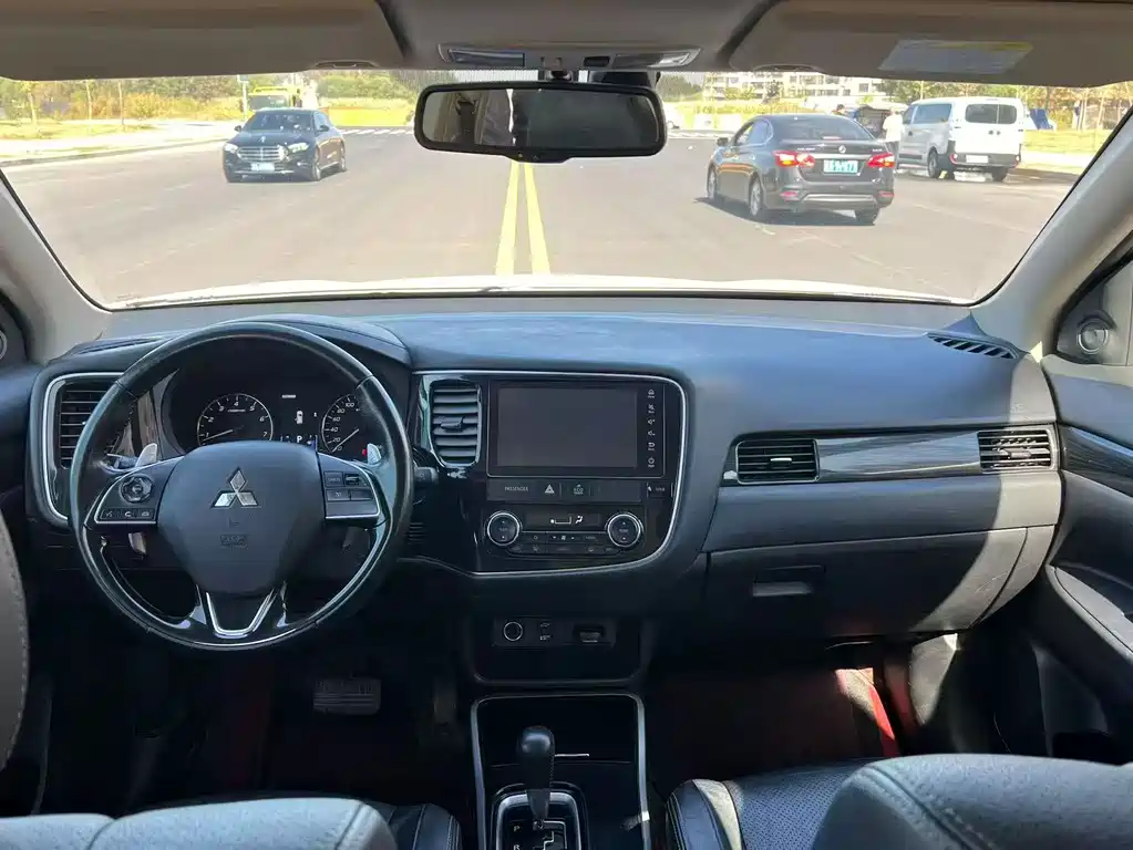 Mitsubishi Outlander — миниатюра 6