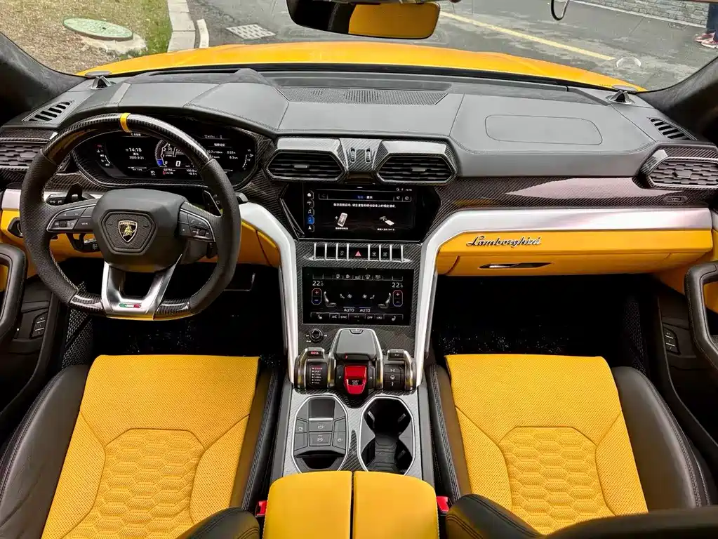 LAMBORGHINI URUS
