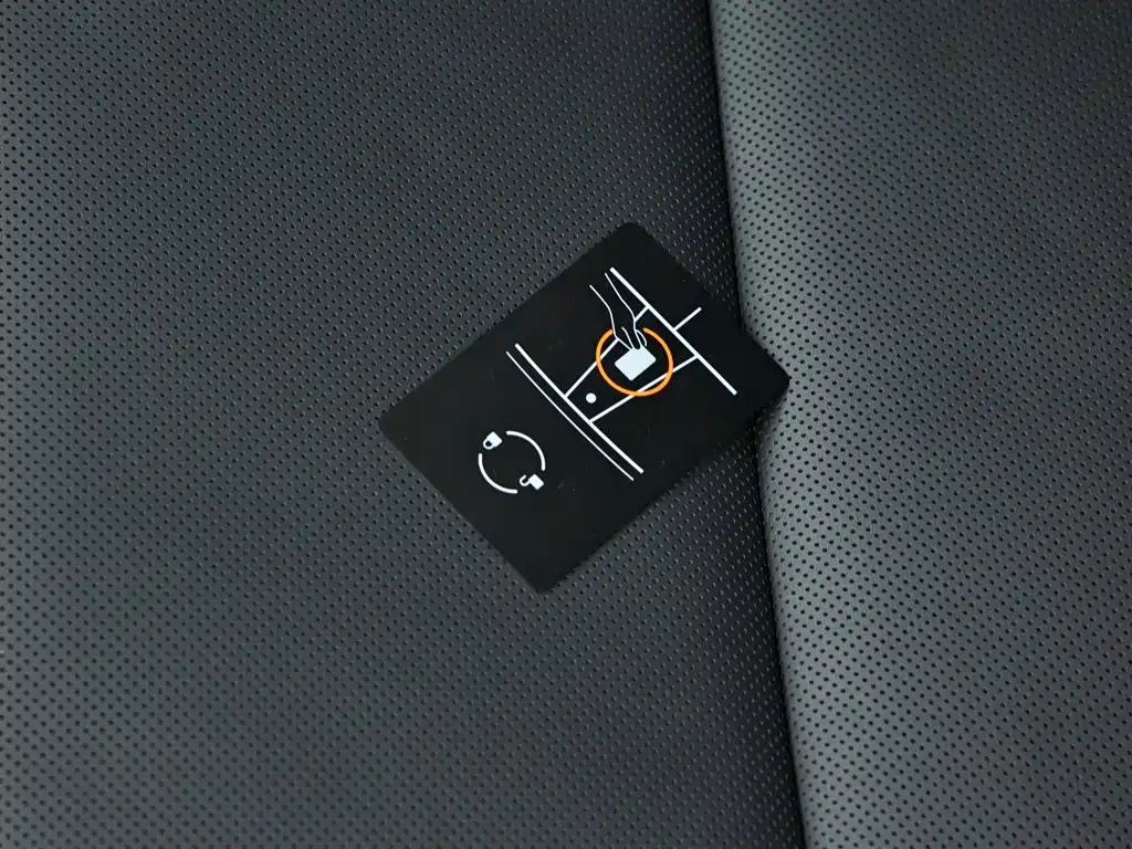 Tesla Model Y L — миниатюра 11