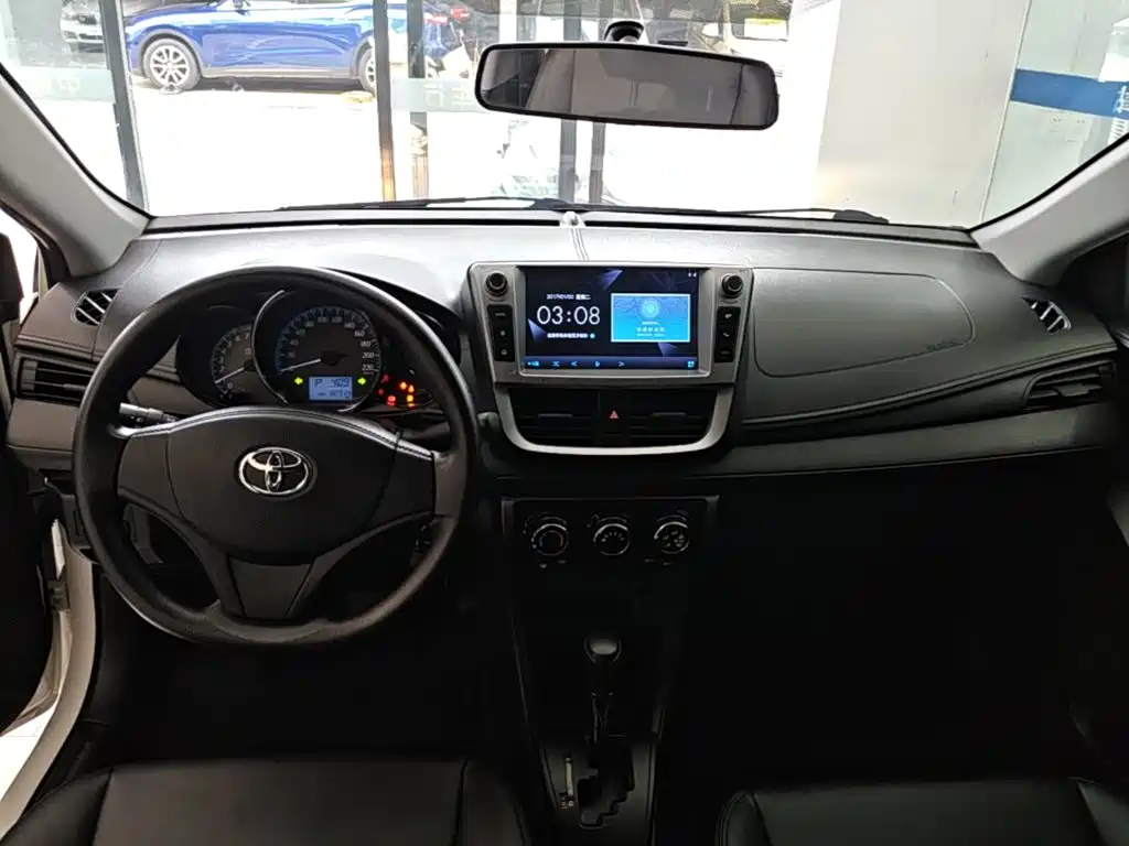 Toyota Yaris L — миниатюра 10