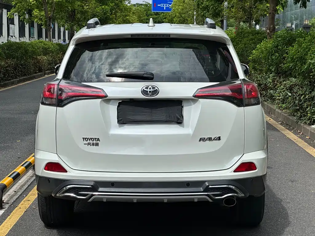 Toyota RAV4 — миниатюра 10
