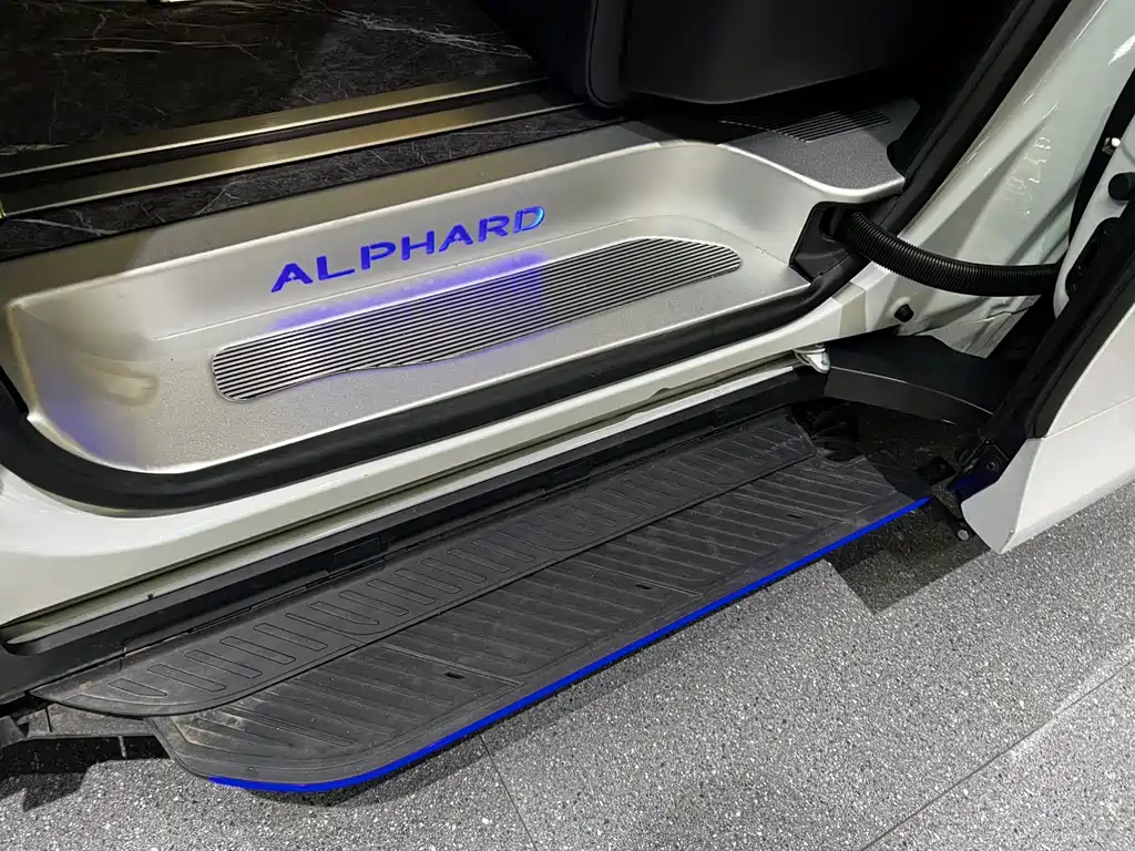Toyota Alphard — миниатюра 11