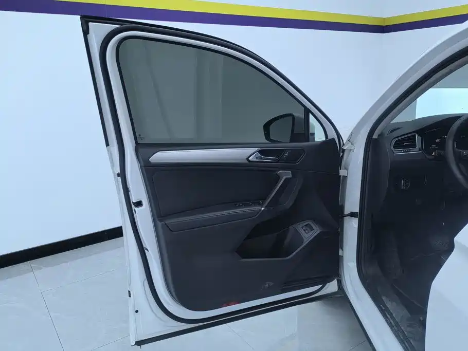 Volkswagen Tiguan L PHEV — миниатюра 7