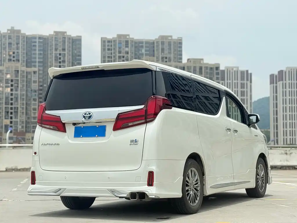 Toyota Alphard — миниатюра 12