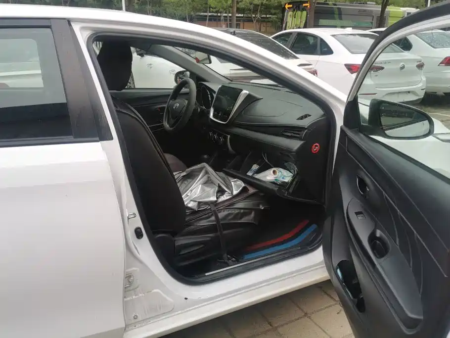 Toyota Yaris L — миниатюра 8