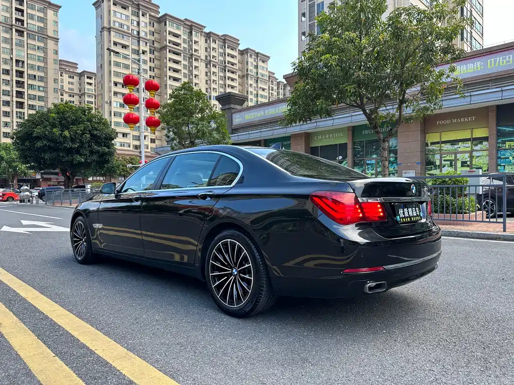BMW 7 Series — миниатюра 9
