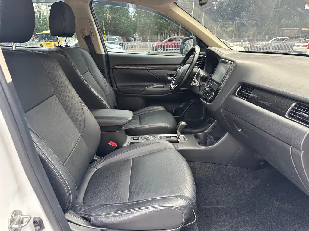 Mitsubishi Outlander — миниатюра 14