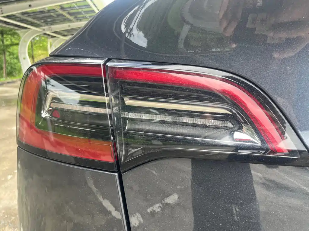 Tesla Model Y — миниатюра 10
