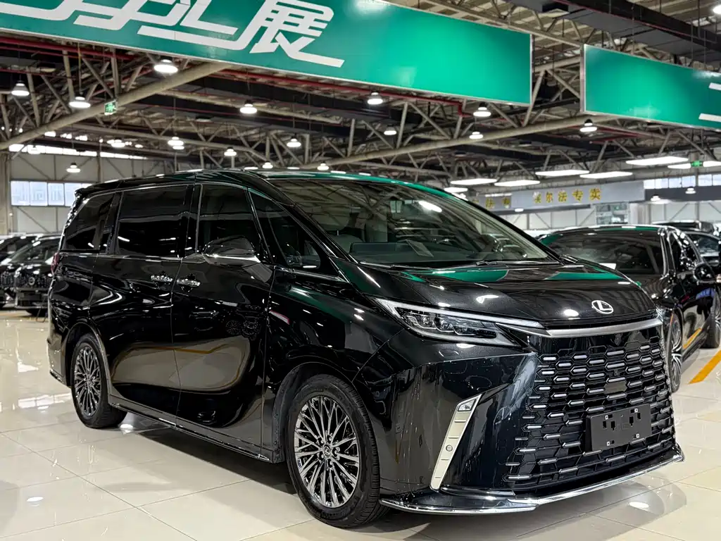 Lexus LM 2023 500h мест