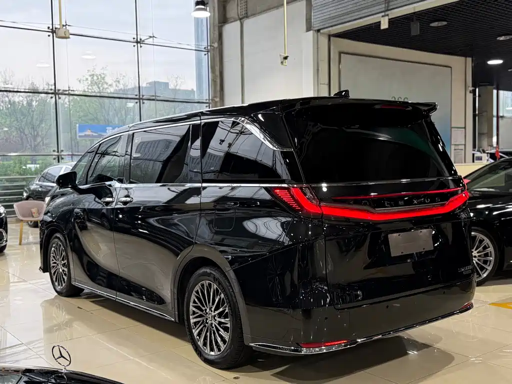 Lexus LM 2023 500h мест