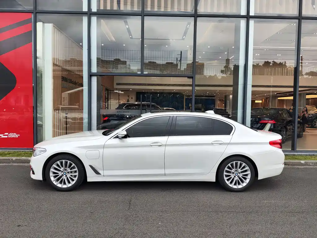 BMW 5 Series New Energy — миниатюра 6