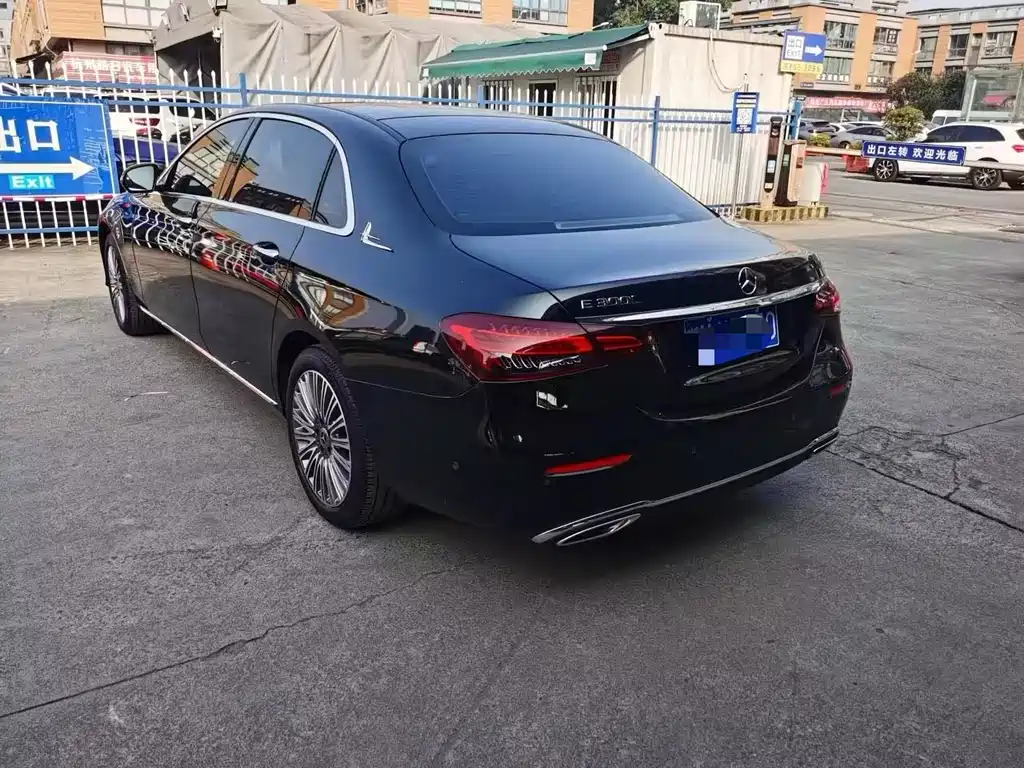 Mercedes-Benz E-Class — миниатюра 8