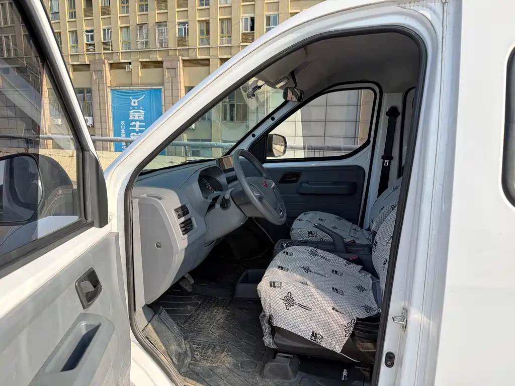 Wuling Yangguang — миниатюра 4