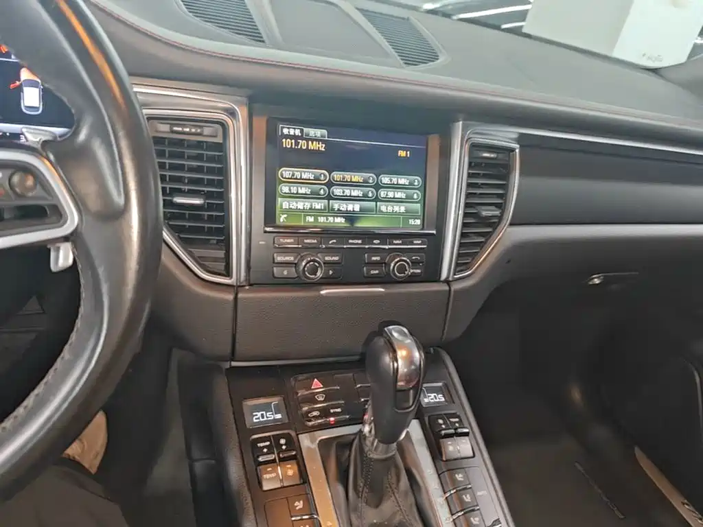 Porsche Macan — миниатюра 13