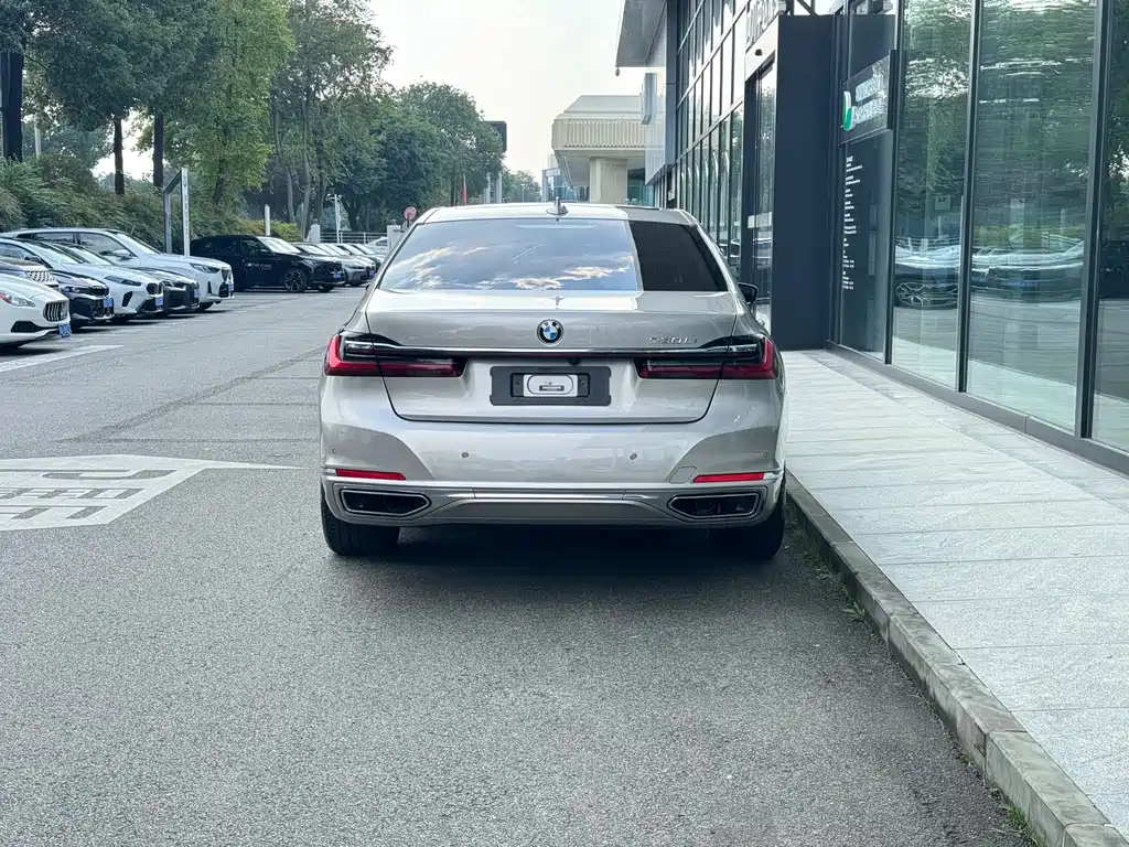BMW 7 Series — миниатюра 6