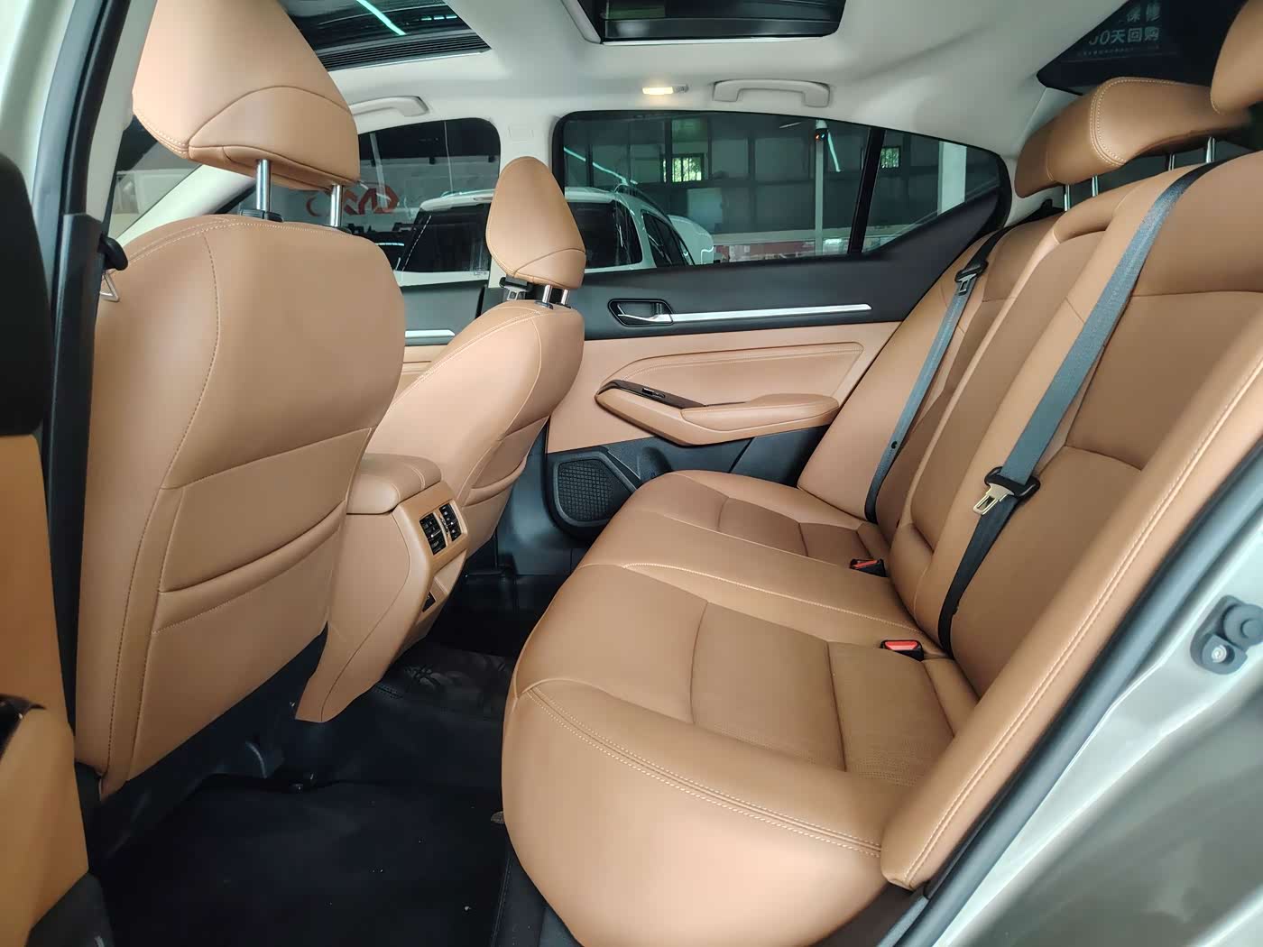 Nissan Teana 2.0 л 2023 г. шампань/коричневый, пробег 16000 км