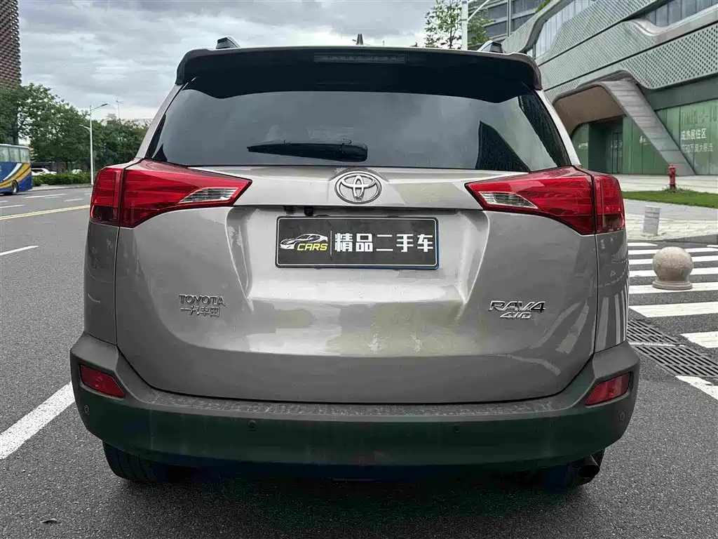 Toyota RAV4 — миниатюра 8