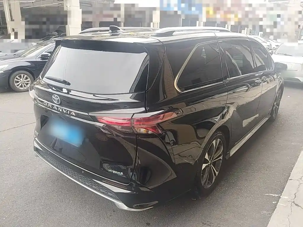 Toyota Granvia — миниатюра 7