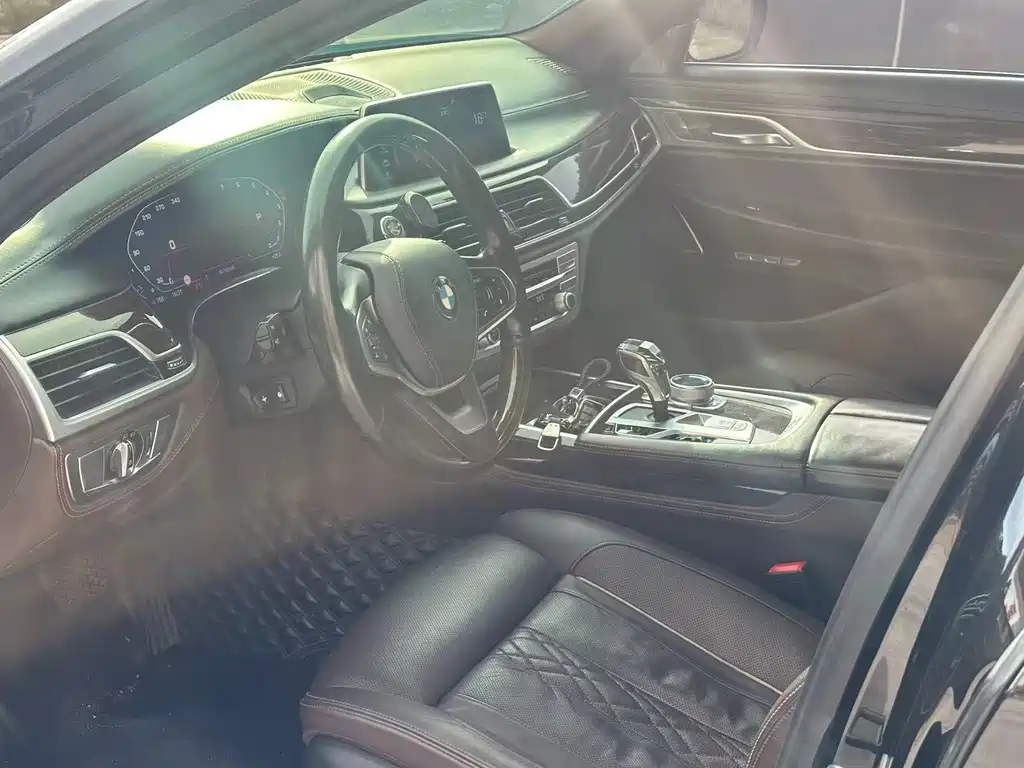 BMW 7 Series — миниатюра 2