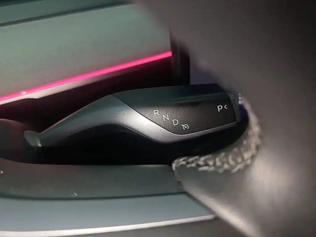 Tesla Model Y — миниатюра 14