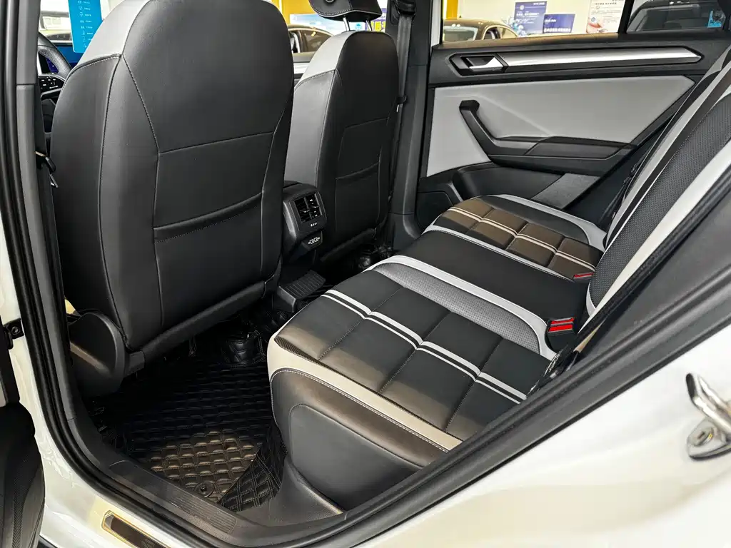 Volkswagen T-Roc — миниатюра 11