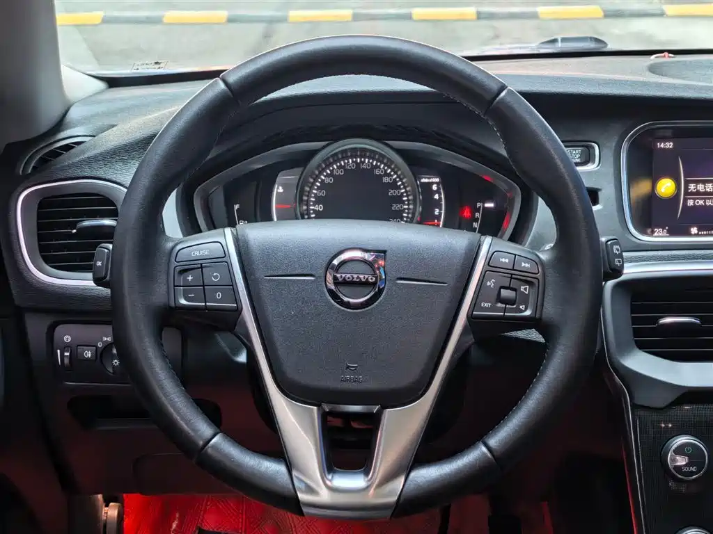 VOLVO V40
