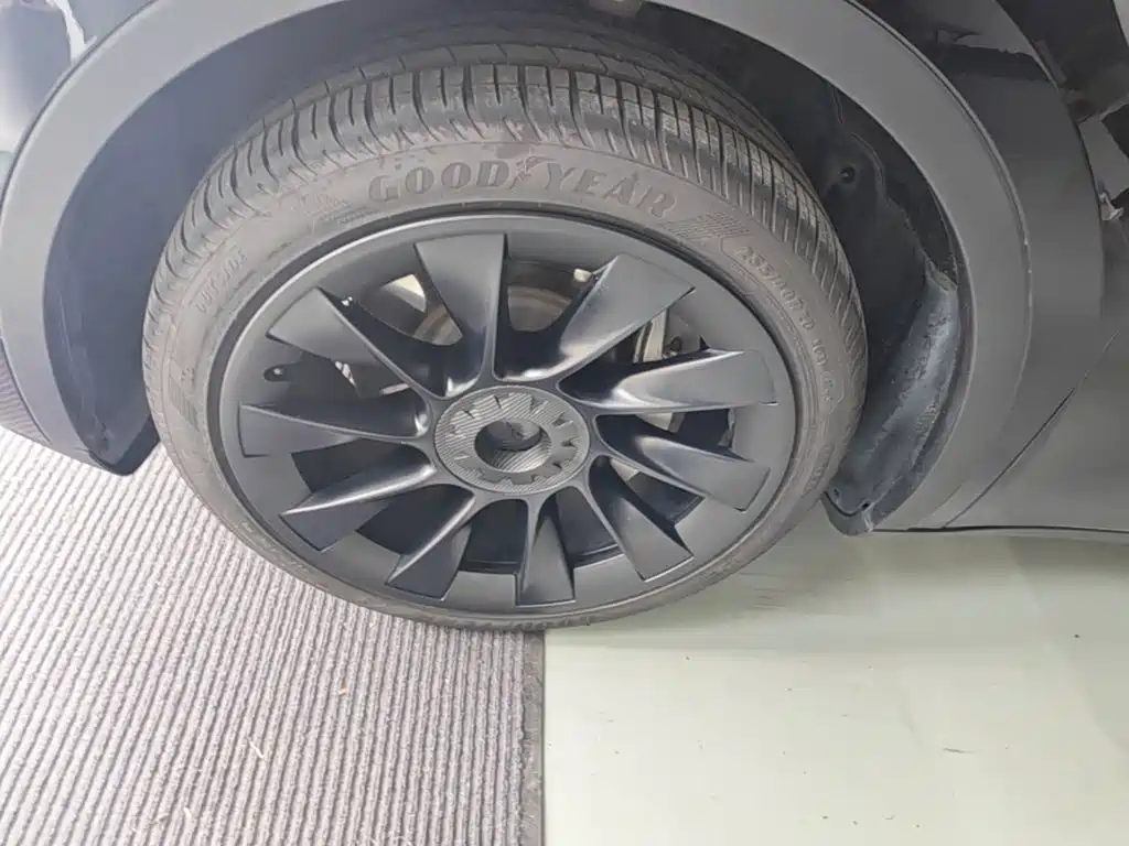 Tesla Model Y — миниатюра 23
