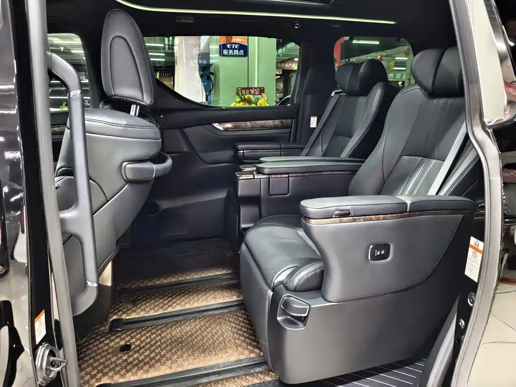 Toyota Alphard — миниатюра 6