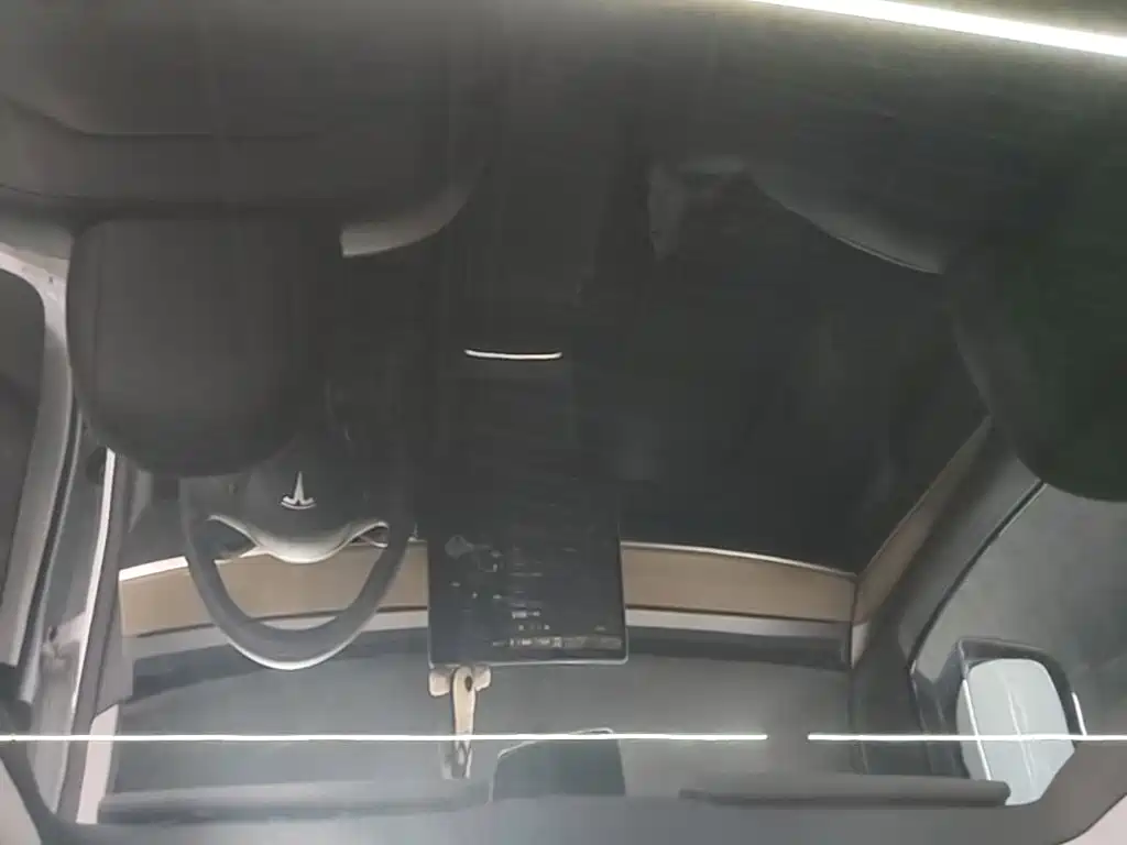 Tesla Model Y — миниатюра 18