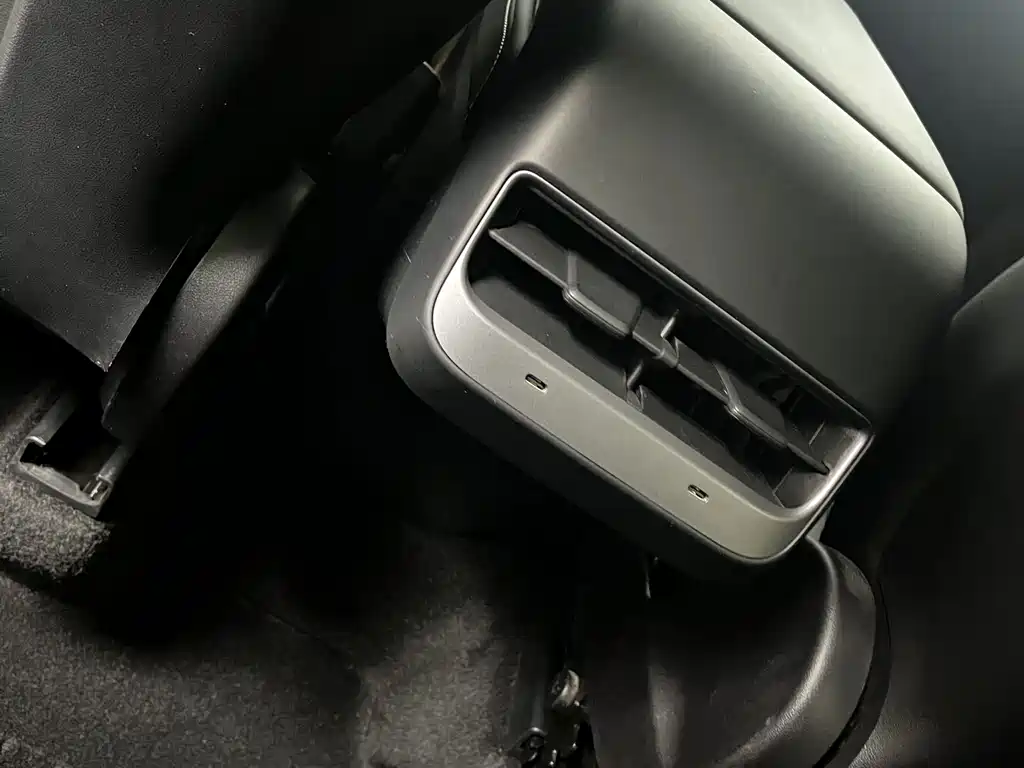 Tesla Model Y — миниатюра 9
