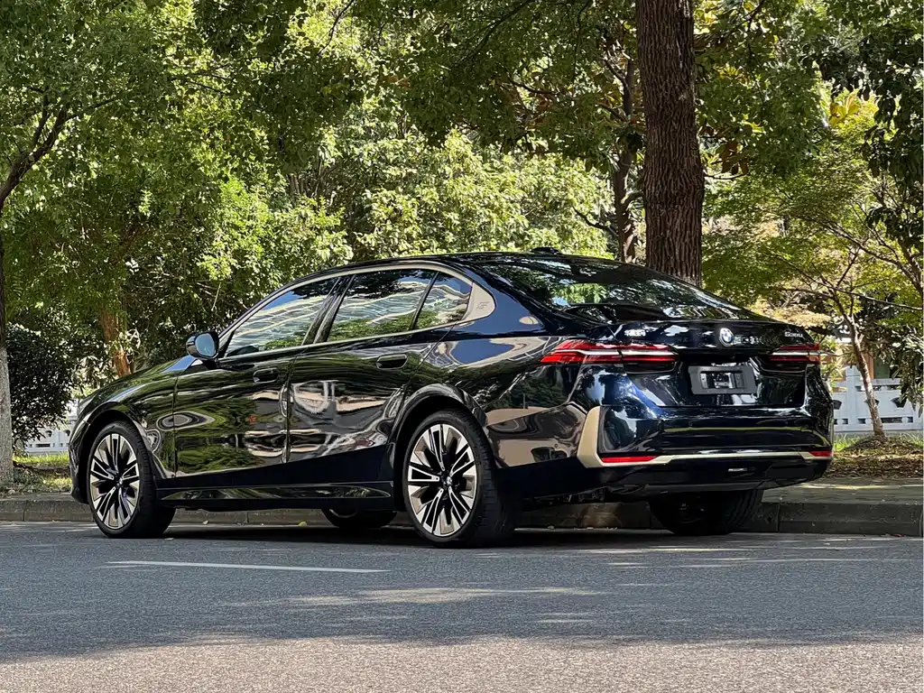 BMW 5 Series — миниатюра 6
