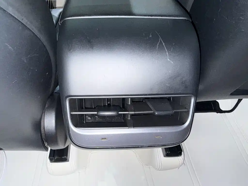 Tesla Model Y — миниатюра 10