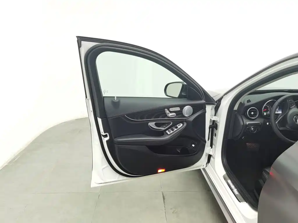 Mercedes-Benz C-Class — миниатюра 8