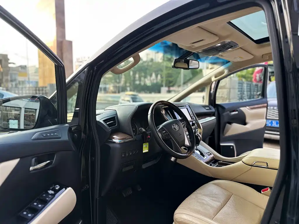 Toyota Alphard — миниатюра 7