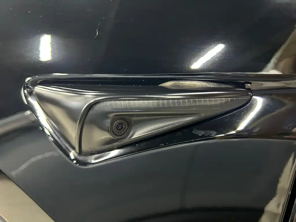 Tesla Model Y — миниатюра 12